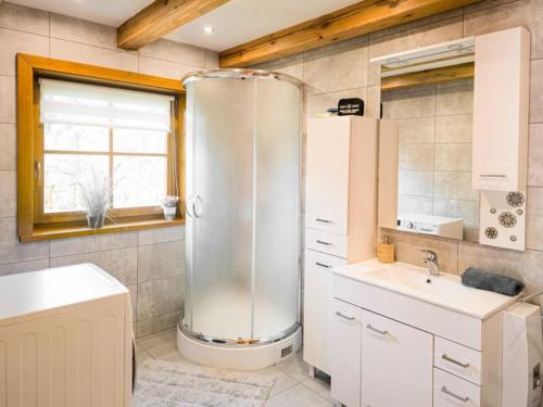 a bathroom with a shower and a sink at Domek z bali in Jarnołtówek
