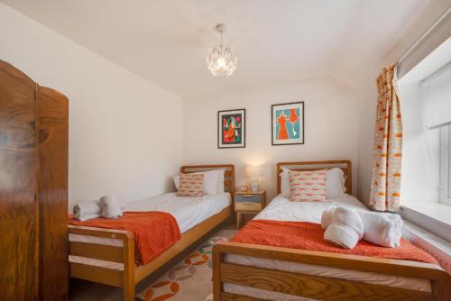 two twin beds in a bedroom with a window at 3 Bed in Bodham oc-1638 in Bodham