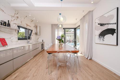 Deluxe Villa Vonskari with Heated Pool and Complete Privacy