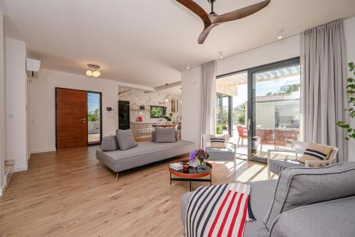 Deluxe Villa Vonskari with Heated Pool and Complete Privacy