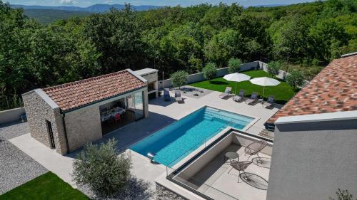 Deluxe Villa Vonskari with Heated Pool and Complete Privacy