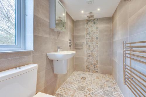 a bathroom with a sink and a toilet at 1 Bed in Beckley oc-rh1151 in Beckley