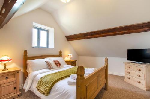 a bedroom with a bed and a flat screen tv at 3 Bed in Shereford oc-2173 in Tatterford