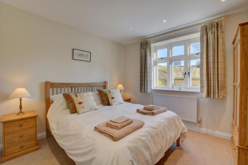 a bedroom with a bed with two towels on it at 3 Bed in Elsing oc-1973 in Elsing
