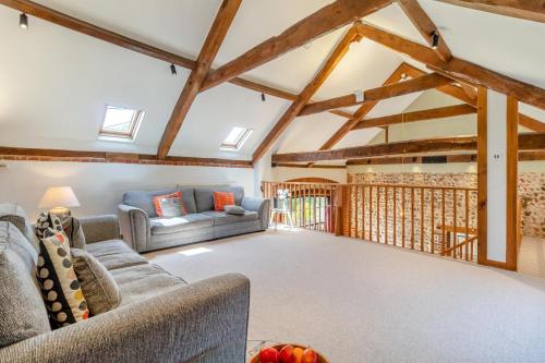 a living room with two couches and a table at 3 Bed in Sustead oc-1880 in Felbrigg