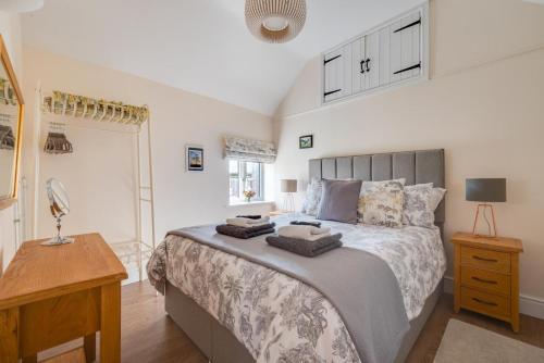 a bedroom with a bed and a table and a lamp at 1 Bed in Saxtead oc-sfmhf in Saxtead