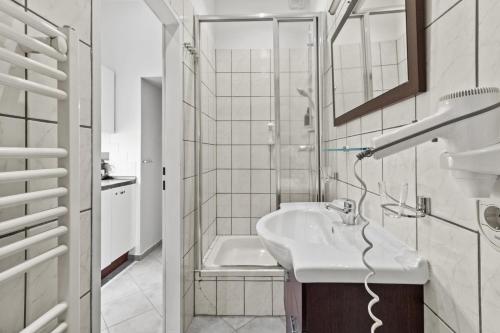 Modern 1BR Sleeps 4 - 5 min to U2 Taborstraße - Prater Nearby