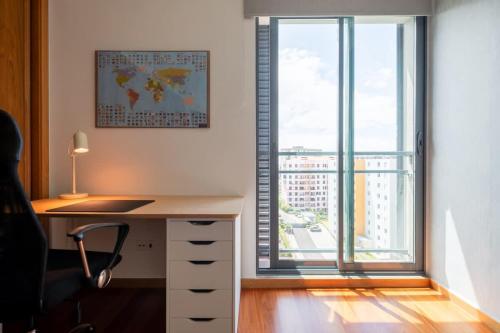 Sky View - Spacious Stay with Pool & Gym