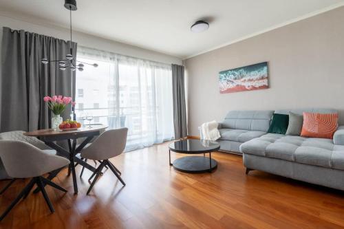 Sky View - Spacious Stay with Pool & Gym