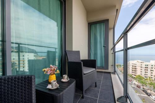Sky View - Spacious Stay with Pool & Gym