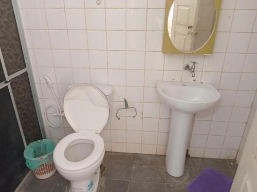 a bathroom with a toilet and a sink at DOUBLE e RETIRO das PRINCESAS aluguel de quartos in Salinópolis