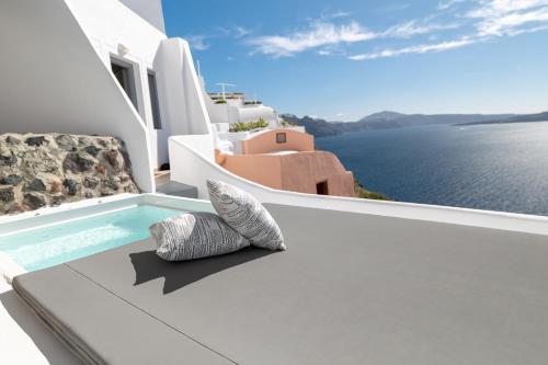 Santo Blue Horizon - The Blue Domes View