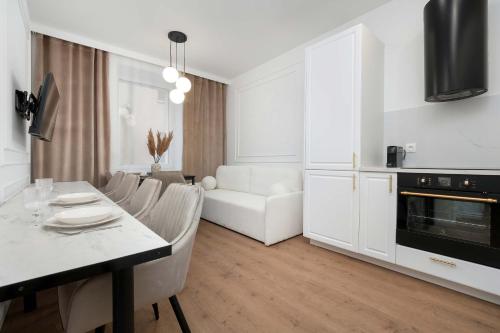 Jasny Apartament z Dwoma Sypialniami by Noclegi Renters