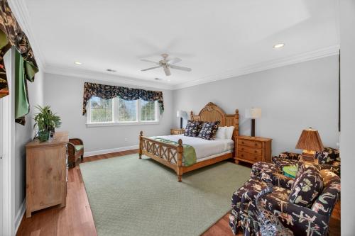 a bedroom with a bed and a couch at GE317: 317 Glen Eagle in Kiawah Island