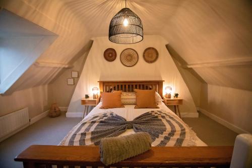 a bedroom with a bed with a bow tie on it at Nadder Lodge - Salisbury in Old Sarum