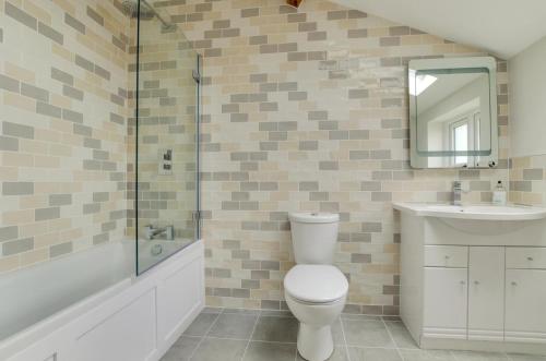 a bathroom with a toilet and a sink and a shower at 2 Bed in Edgefield oc-2140 in Edgefield
