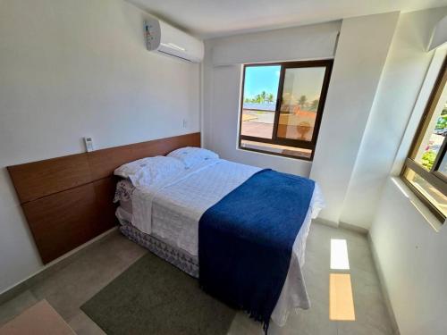 a small bedroom with a bed and a window at Conforto e Sofisticação à Beira Mar in Cabedelo