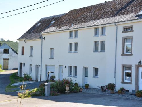 una fila de casas blancas en una calle en Rural lodging located in the small village of Radelange 100 Nature en Radelange