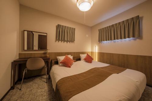 a bedroom with two beds and a desk and a mirror at Grace -Vacation stay-10min from Nagoya Free P 40m2 King Nomad in Nagoya