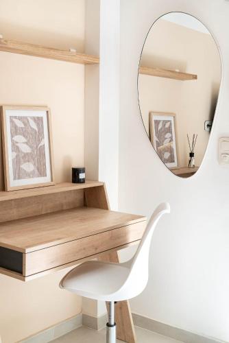 Central Modern Studio with balcony,1 min to Metro,10 min to Acropolis