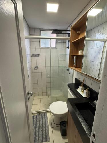 a small bathroom with a toilet and a shower at Casa Matteucci 2 quartos in Londrina