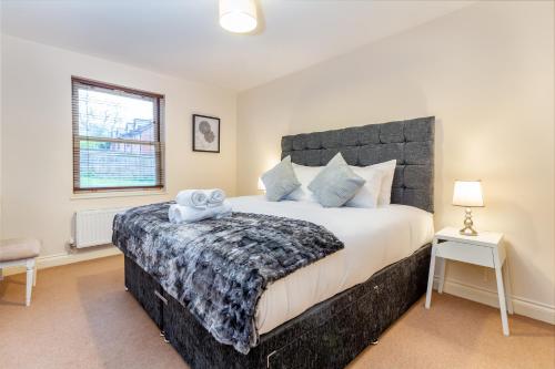 a bedroom with a large bed and a window at Hillbrook House 4- Malvern in Great Malvern