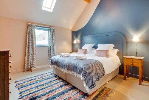 a bedroom with a bed and a blue wall at 2 Bed in Holme-on-Spalding-Moor oc-vy215 in Holme upon Spalding Moor