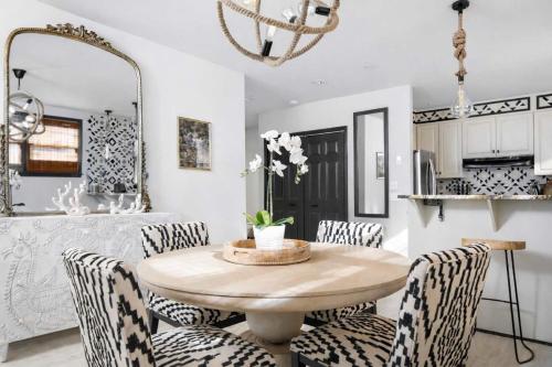 a dining room with a round table and chairs at Boho Lux in Atlanta
