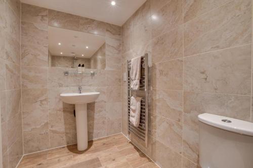 a bathroom with a sink and a toilet at 2 Bed in Saltburn-by-the-sea oc-wa021 in Easington