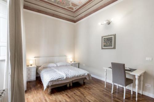 フィレンツェにあるAppartamento Guelfa 47のベッドルーム1室(ベッド1台、デスク、椅子付)