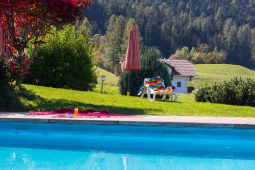 La alberca dentro o cerca de Hotel Lindnerhof