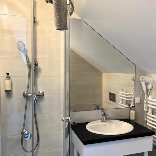 a bathroom with a sink and a shower at Mazurski Diament koło Mrągowa in Sorkwity