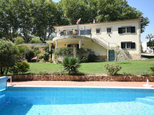 uma villa com piscina em frente a uma casa em Cozy Villa with Private Swimming Pool em Carreiros
