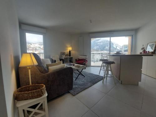 un salon avec un canapé et une table dans l'établissement Cimes A401, à Briançon