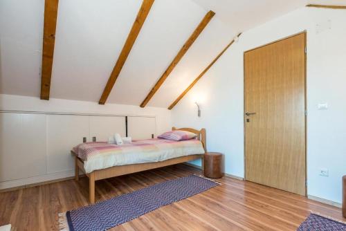 a bedroom with a bed and a wooden door at Villa Rural wellness in Validžići