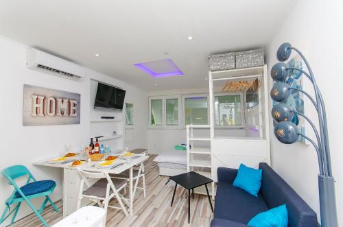Apartment Blue sun