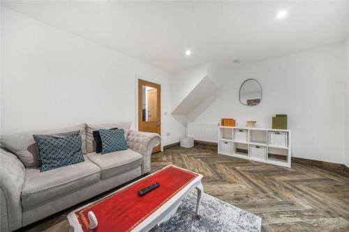 a living room with a couch and a table at Parkgate Cottage Countryside Stay at Chelsfield Retreat in Chelsfield