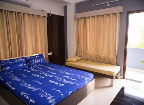 a bedroom with a bed and a bench in it at Osho Sumeru K Homestay-Kitchen-Free Parking-Fast Wifi-AC in Mātigara