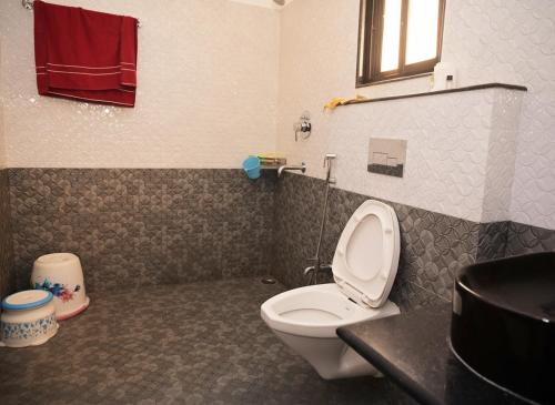 a bathroom with a toilet and a sink at Osho Sumeru K Homestay-Kitchen-Free Parking-Fast Wifi-AC in Mātigara