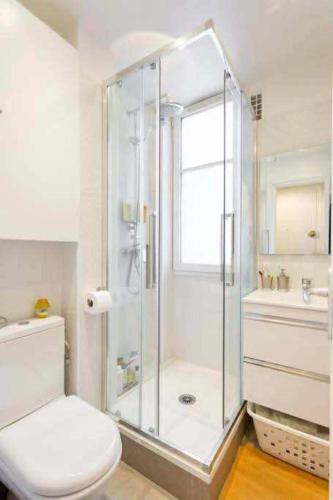 Charming Studio with Eiffel Tower Views in Pariss 15th