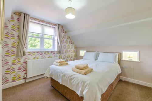 a bedroom with a large bed with towels on it at 2 Bed in Sledmere oc-ey103 in Sledmere