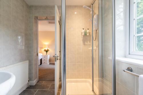 a bathroom with a shower and a sink at Wynmere Cottage in Chipping Norton