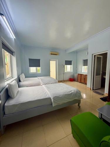 a large bedroom with a large bed in a room at KHÁCH SẠN NGỌC LY 5 in Thanh Hóa