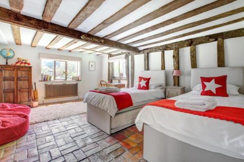 a bedroom with two beds in a room at 4 Bed in Walpole oc-brof in Walpole