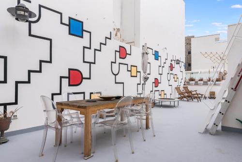 Home2Book Sunny Duplex with Private Terrace