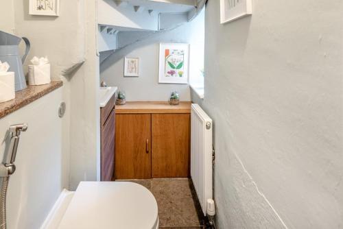 ein kleines Badezimmer mit Toilette und Waschbecken in der Unterkunft 3 Bed in Baslow oc-h27288 in Baslow