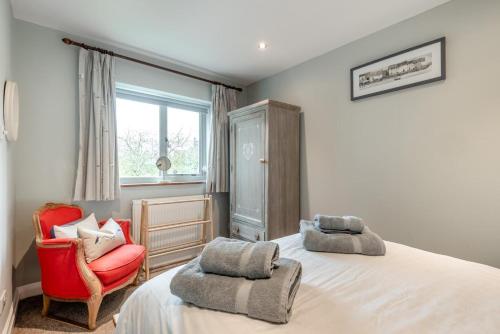ein Schlafzimmer mit einem Bett, einem Stuhl und einem Fenster in der Unterkunft 3 Bed in Baslow oc-h27288 in Baslow