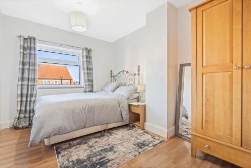 a bedroom with a bed and a window at Affordable Contractor Rooms Sunderland Ryhope Free Parking in Sunderland