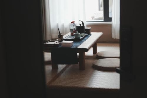 a table in a room with a coffee table with at Huashan Sanwanduo hotel 华山三万多酒店 in Huayin