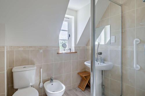 a bathroom with a toilet and a sink at 2 Bed in Lindsey oc-w28111 in Monks Eleigh
